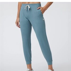 Vuori Women’sPerformance Jogger in Smoke Blue Heather